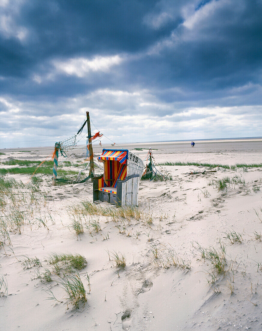 Einsamer Strandkorb mit Strandgut, Strand Kniepsand, bei Norddorf, Insel Amrum, Schleswig-Holstein, Deutschland