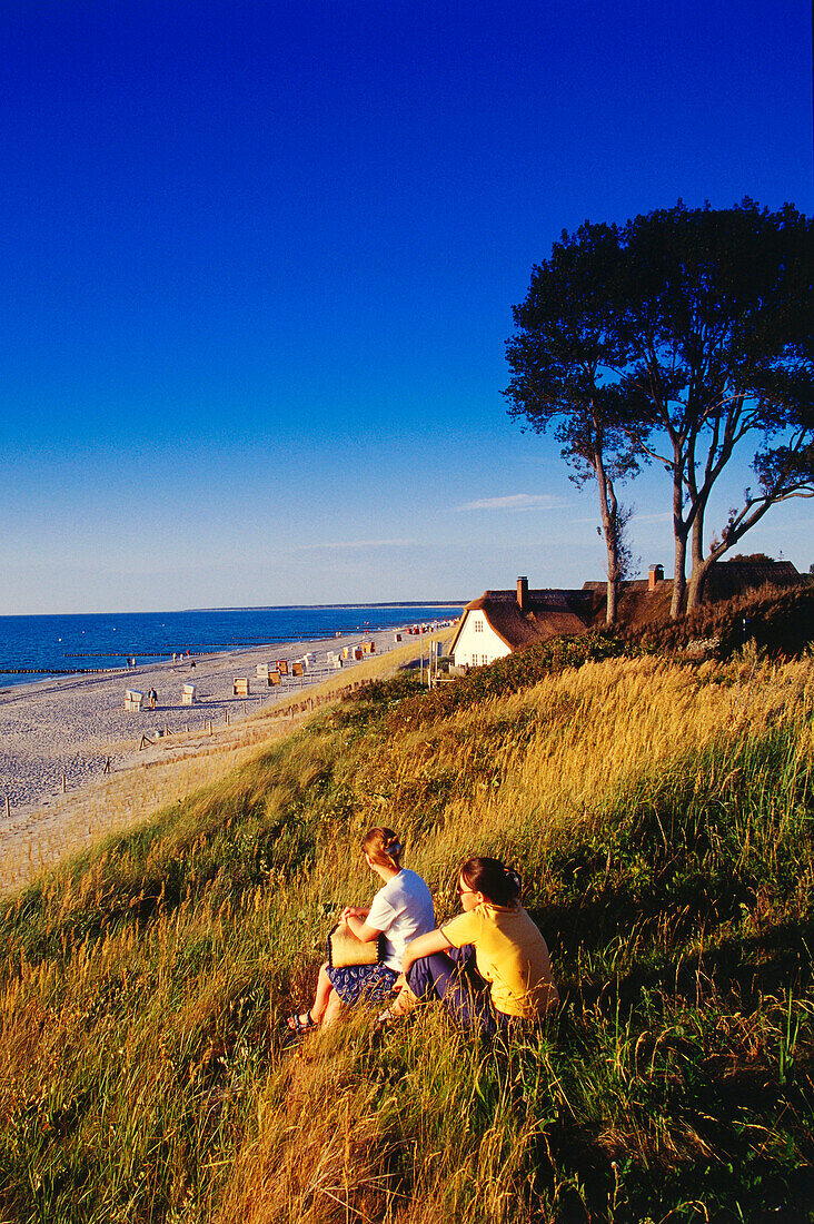 Zwei junge Frauen am Strand, Darß Zingst, Mecklenburg-Vorpommern, Deutschland