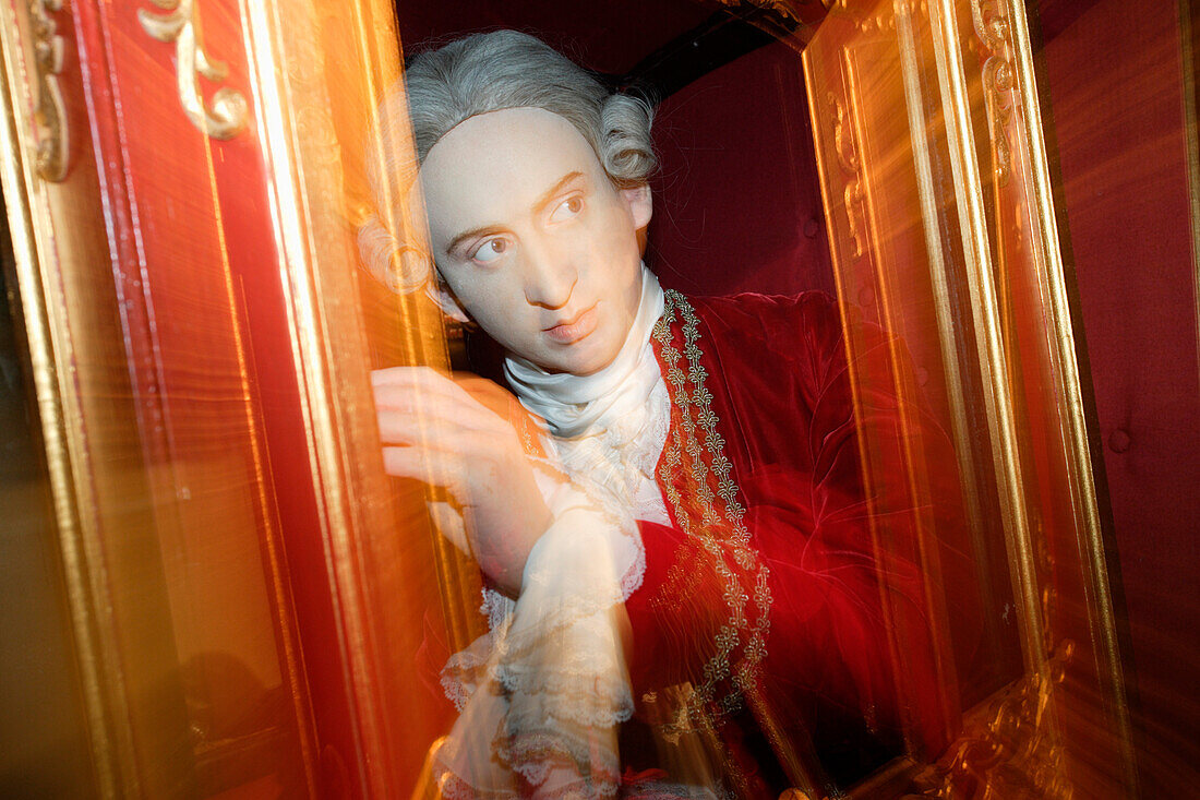 Mozart als Wachsfigur vor dem Multimedia Wachs Museum, Salzburg, Österreich