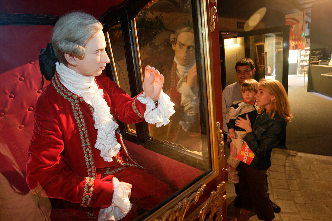 Mozart als Wachsfigur in einer Sänfte vor dem Multimedia Wachs Museum, Getreidegasse, Salzburg, Österreich