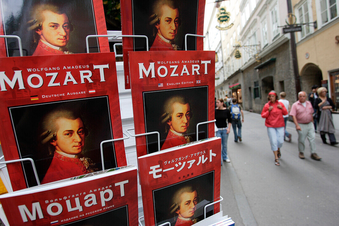 Mehrsprachige Mozart Ausgabe über Wolfgang Amadeus Mozart, Getreidegasse, Salzburg, Salzburger Land, Österreich