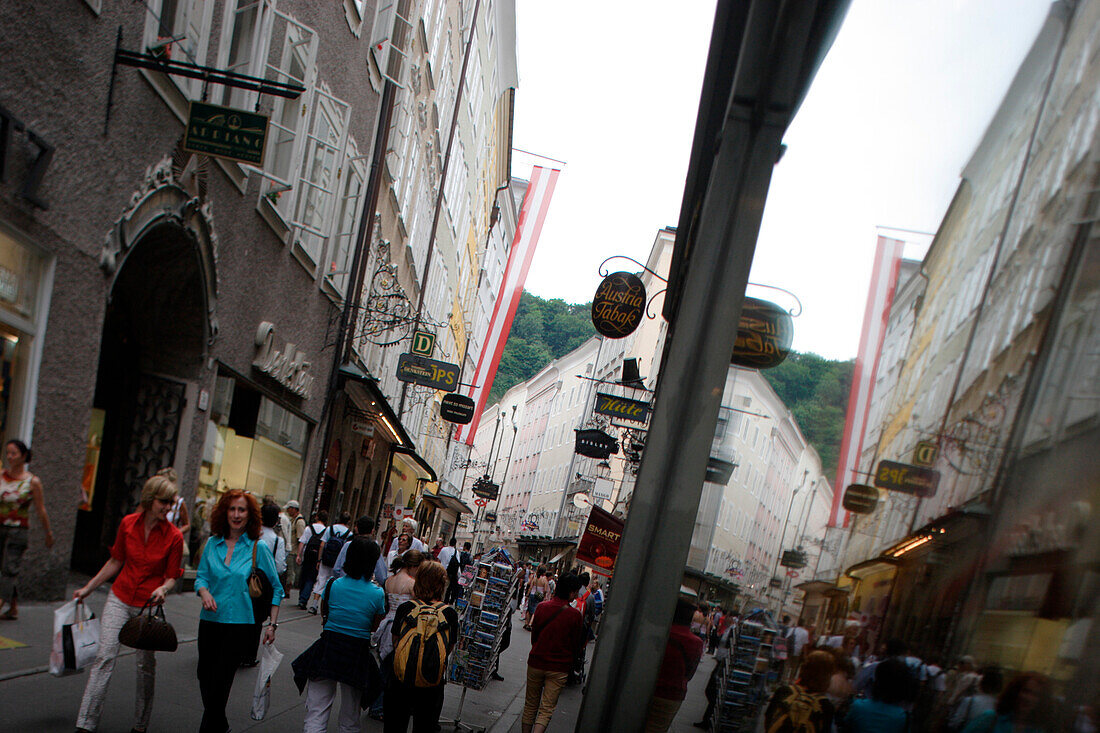 Getreidegasse in Salzburg mit Touristen, Salzburg, Salzburger Land, Österreich