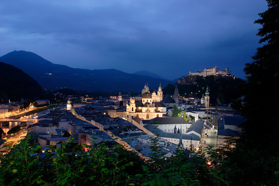 Nächtlicher Blick über Salzburgs Altstadt vom Museum der Moderne, mit Festung Hohensalzburg im Hintergrund, Salzburg, Salzburger Land, Österreich