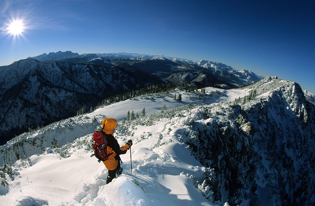 Bergsteiger am verschneiten Westgrat der Hörndlwand, Blick auf Loferer Steinberge und Kaisergebirge, Chiemgau, Bayerische Alpen, Oberbayern, Bayern, Deutschland