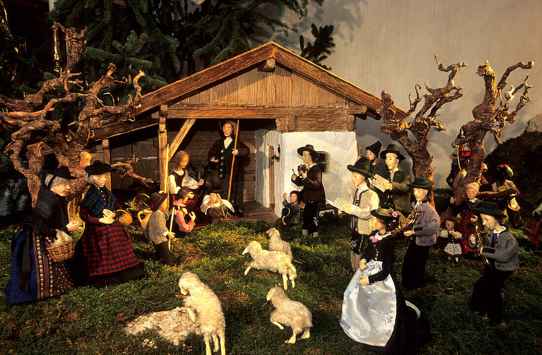 Weihnachtliche Krippe mit Figuren in bayerischer Tracht, Kirche von Litzldorf, Oberbayern, Bayern, Deutschland