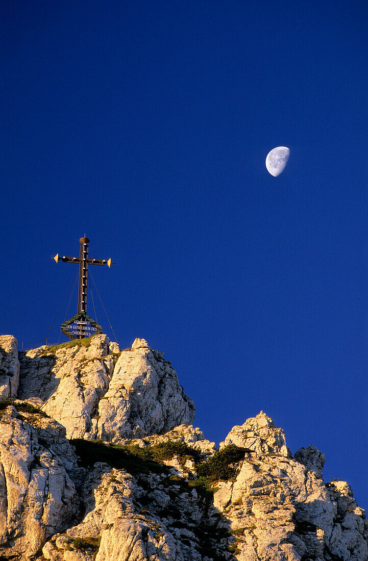 Gipfelfelsen der Kampenwand mit Gipfelkreuz und Mond, Chiemgau, Oberbayern, Bayern, Deutschland