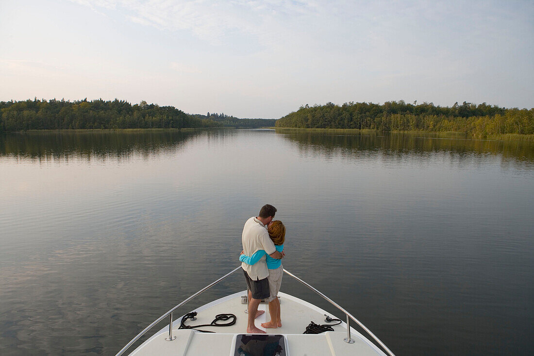 Romantisches Paar am Bord eines Hausbootes, Crown Blue Line Classique Hausboot, Zotensee, Mecklenburgische Seenplatte, Mecklenburg Vorpommern, Deutschland