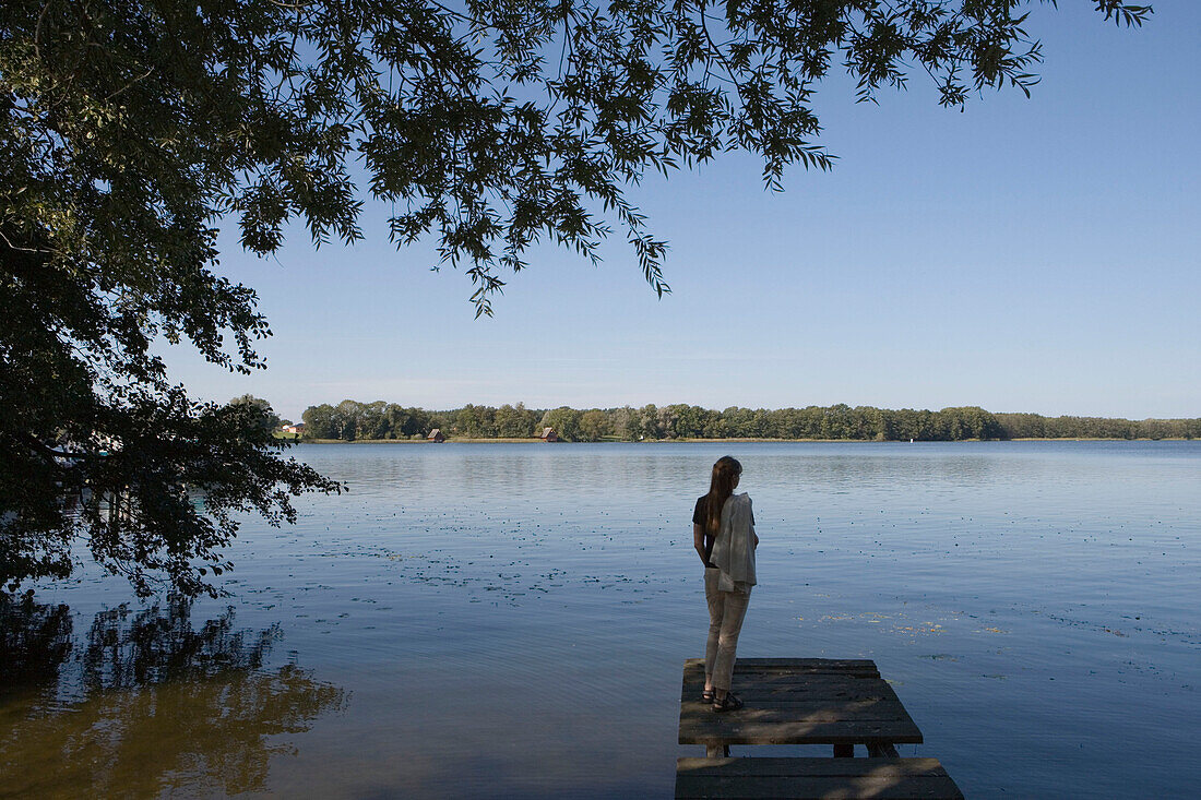 Eine Frau am Mirower See, Schloss Mirow, Mecklenburgische Seenplatte, Mecklenburg Vorpommern, Deutschland