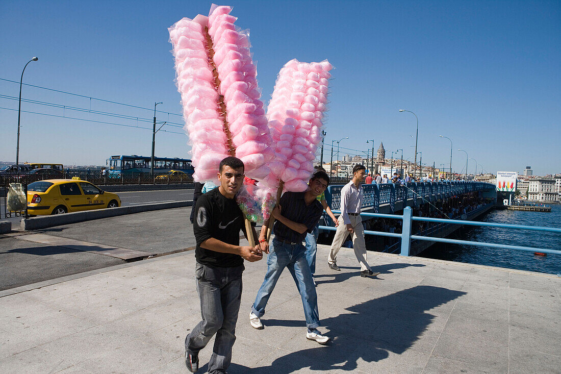 Zuckerwatte Verkäufer entlang der Promenade, in der Nähe von Galata Brücke, Istanbul, Türkei