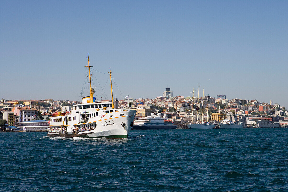 Istanbul Fähre und Kreuzfahrtschiffe, Galata, Istanbul, Türkei