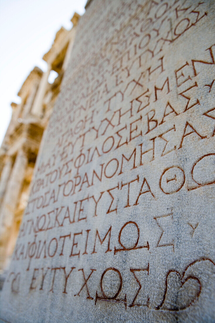Inschrift auf der Celsus-Bibliothek, Antike Ruinen von Ephesos, Türkei