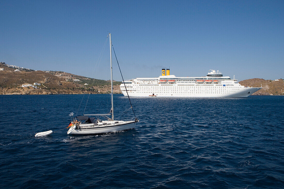 Ein Segelschiff und Kreuzfahrtschiff Costa Romantica, Patmos Hafen, Dodekanes, Griechenland