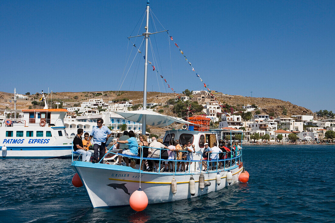 Eine Fähre im Hafen von Skala, Patmos, Dodekanes, Griechenland