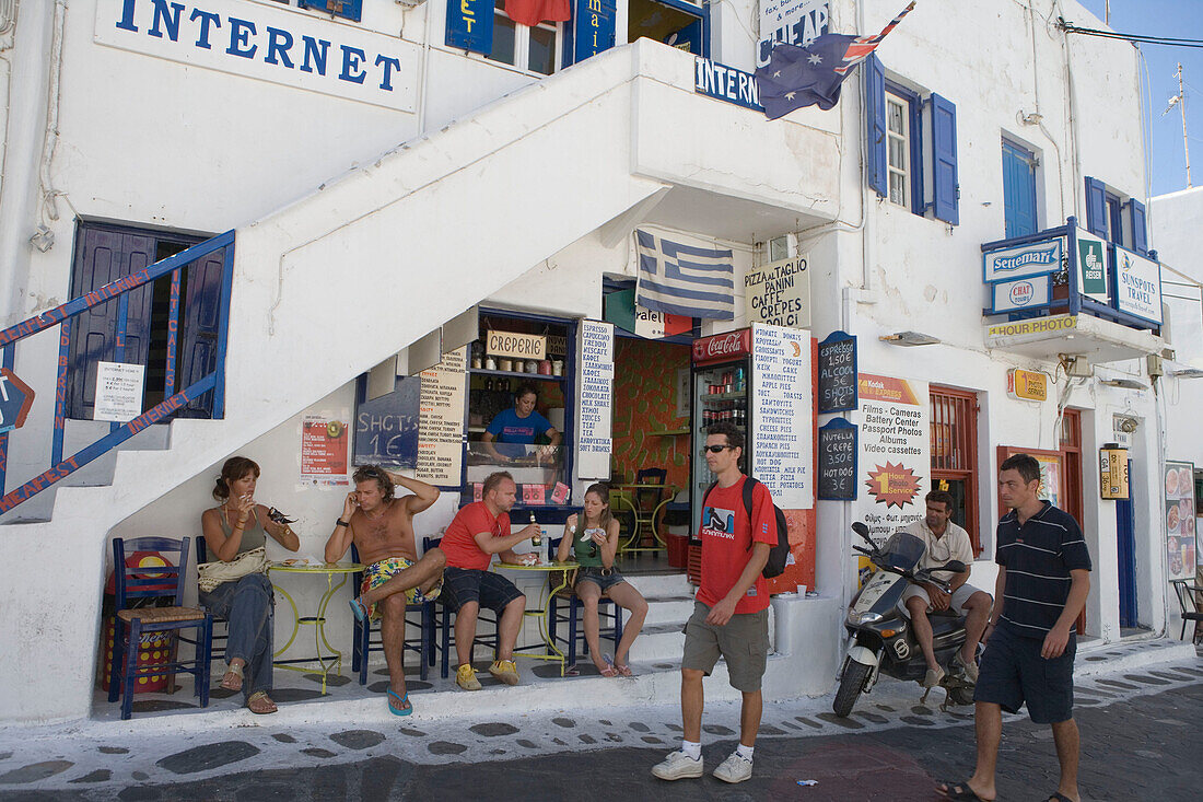 Touristen in ein Internet Café, Mykonos, Kykladen, Griechenland