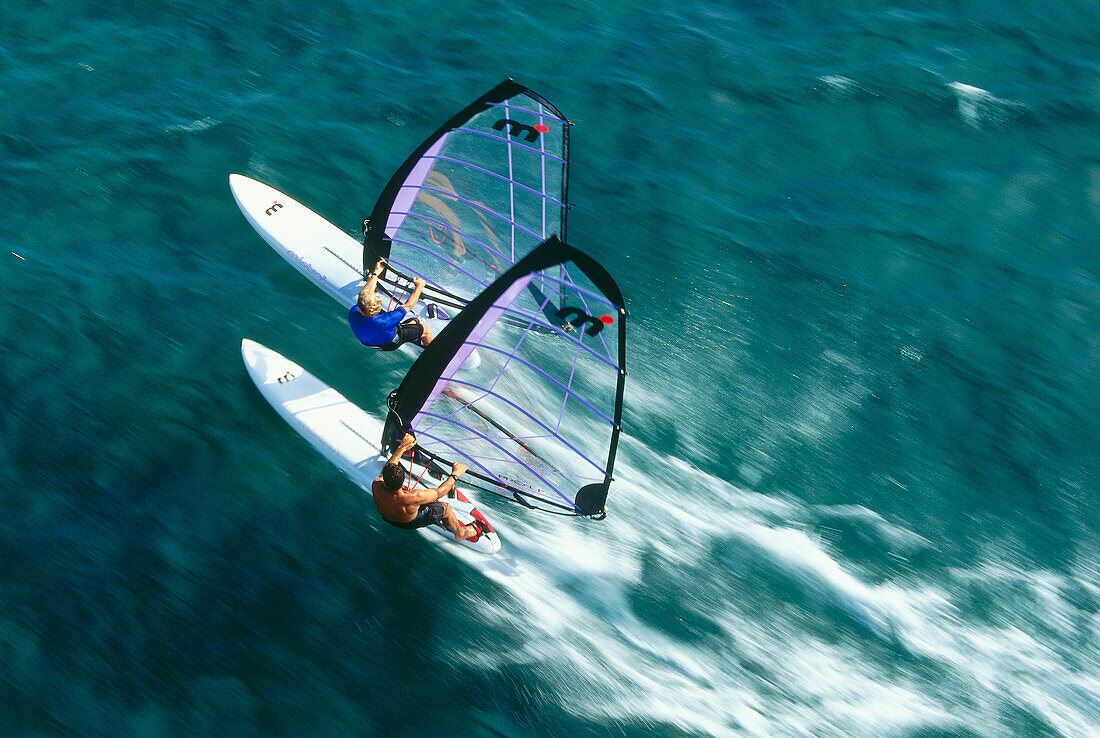Luftaufnahme von zwei Windsurfer, Windsurfen, Sport
