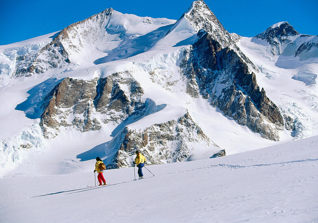 Zwei Leute beim Skifahren, Monte Rosa, Zermatt, Wallis, Schweiz, Europa