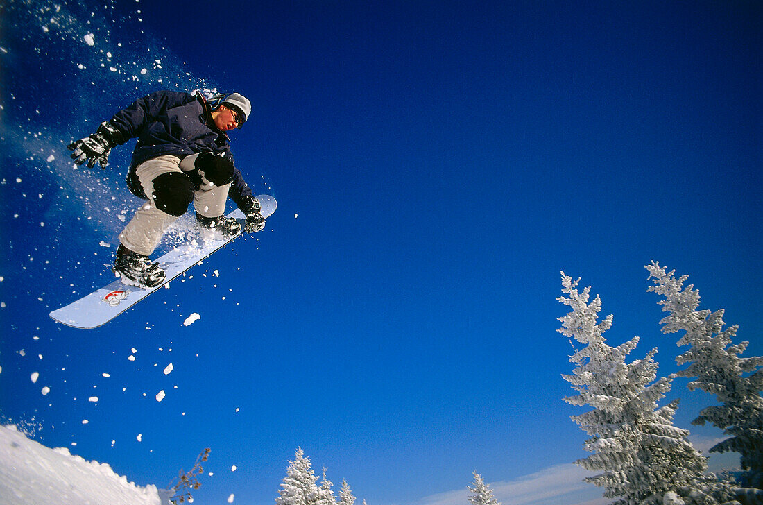 Snowboarder im Sprung