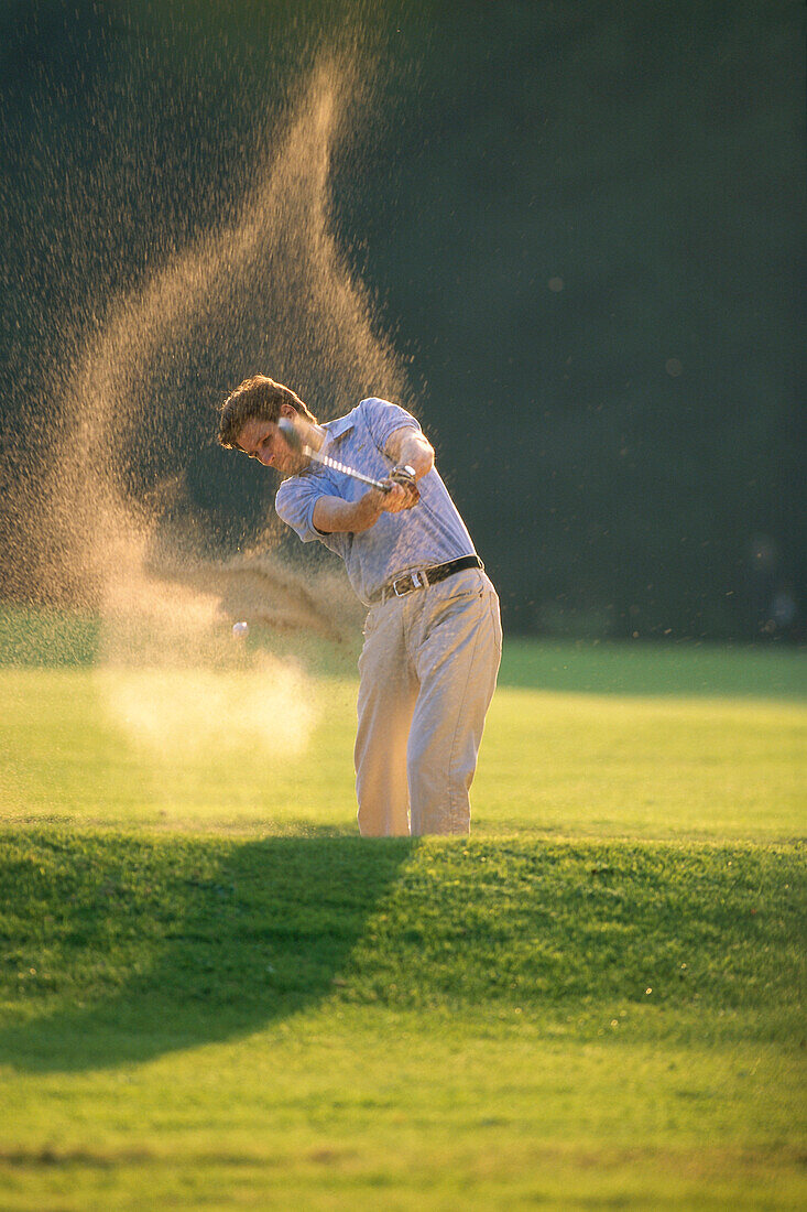 Ein Golfspieler beim Golfspielen, Sandbunker, Sport