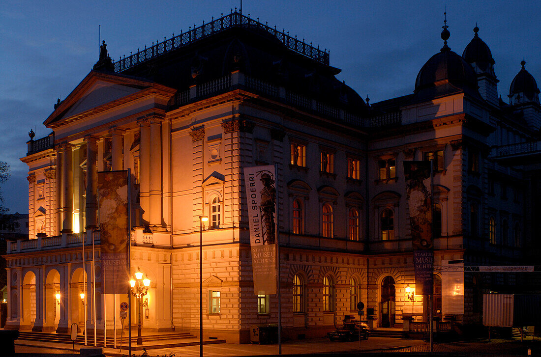 Das Staatstheater bei Nacht, Mecklenburg-Vorpommern, Deutschland, Europa