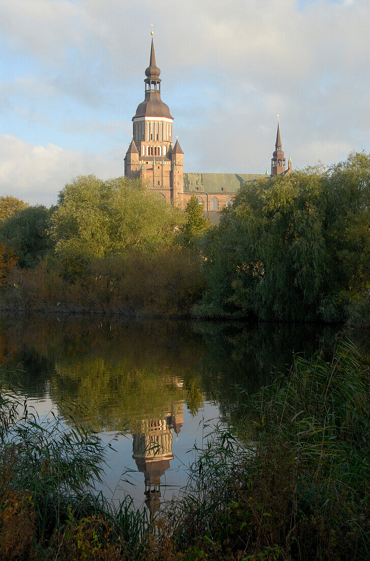 Die Kirche St. Marien an einem idyllischen See, Stralsund, Mecklenburg-Vorpommern, Deutschland, Europa