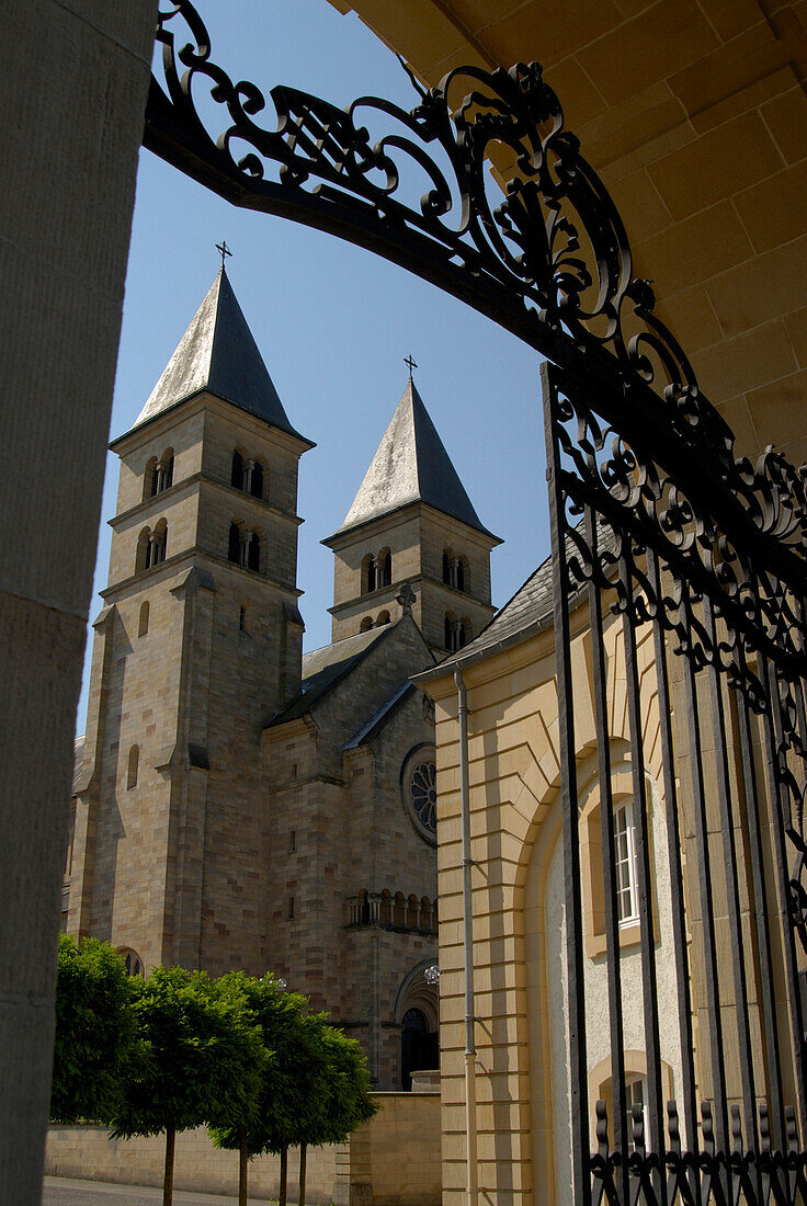 Blick durch ein Tor auf die Willibrordus Basilika, Echternach, Luxemburg, Europa