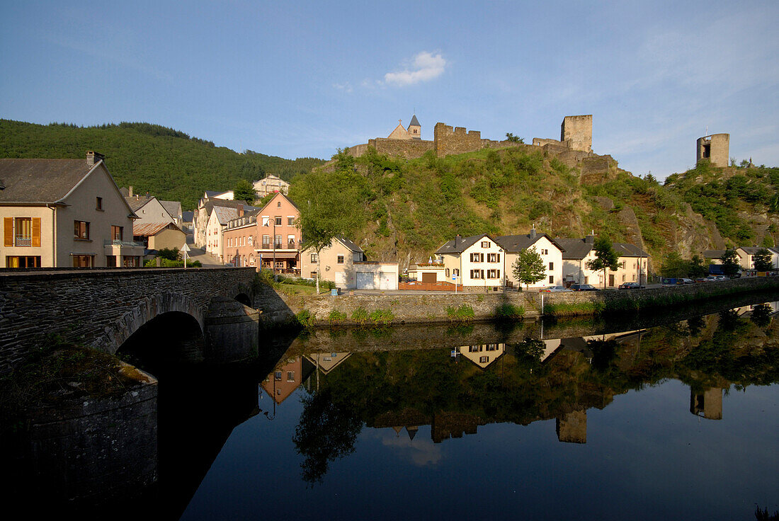 Die Stadt Esch an der Sauer und ihre Burg, Esch sur Sure, Luxemburg, Europa