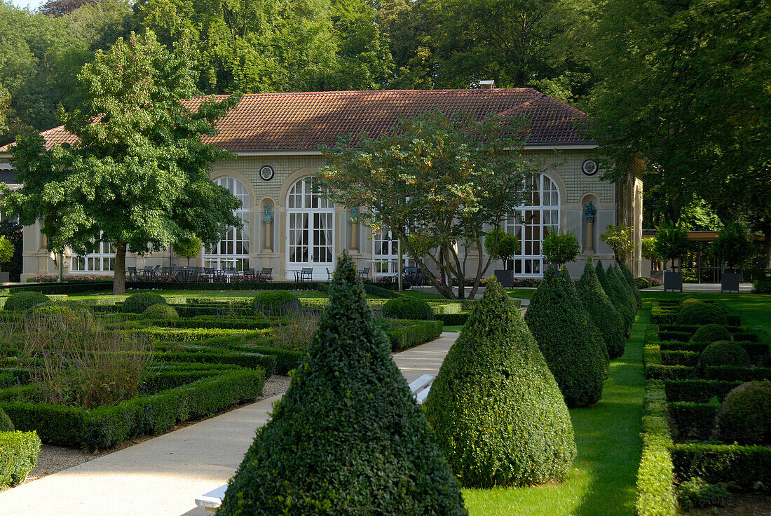 Menschenleerer Kurpark in Mondorf les Bains, Luxemburg, Europa