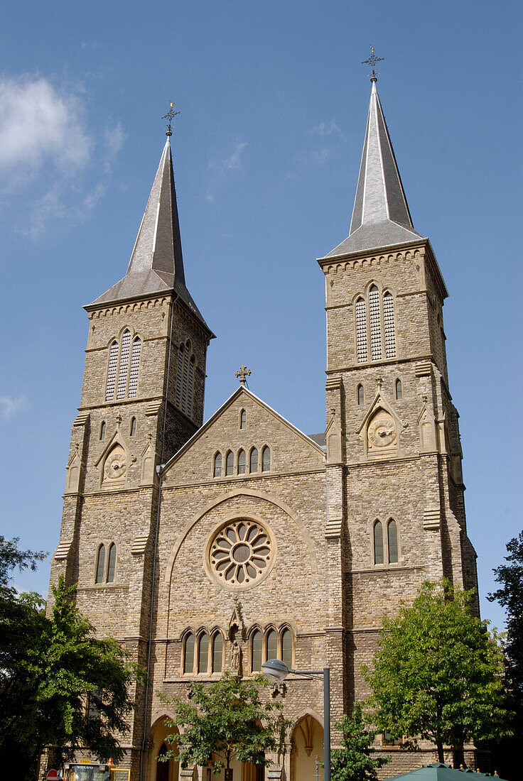 Die Pfarrkirche St. Martin im Sonnenlicht, Dudelange, Luxemburg, Europa