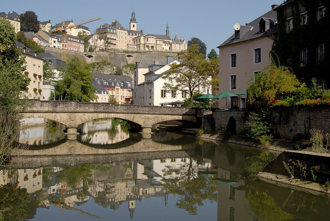 Malerische Steinbrücke über dem Fluss Alzette, Stadtteil Grund, Luxemburg, Luxemburg, Europa