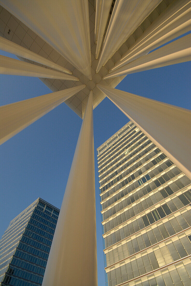 Hochhäuser und Detail der Philharmonie im Sonnenlicht, Kirchberg, Luxemburg, Luxemburg, Europa