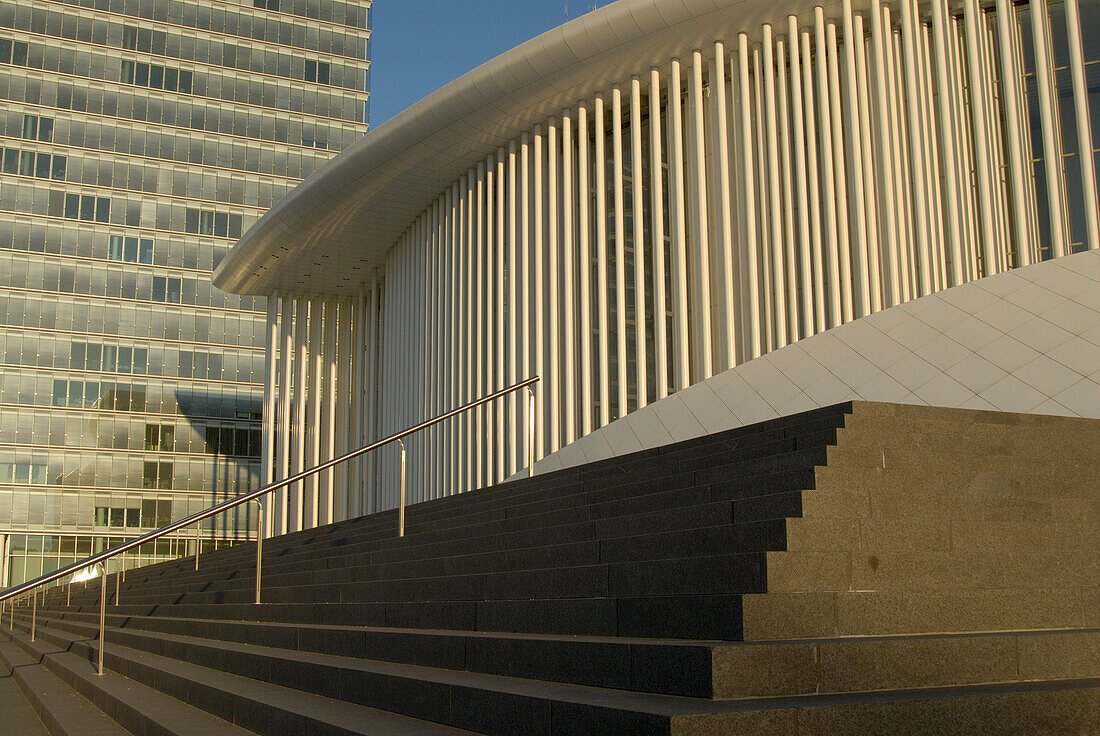 Hochhaus und Philharmonie im Sonnenlicht, Kirchberg, Luxemburg, Luxemburg, Europa