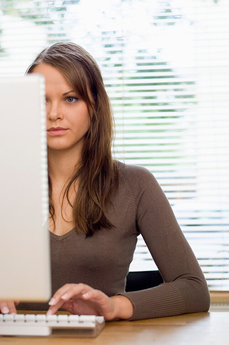 Junge Frau arbeitetet am Computer