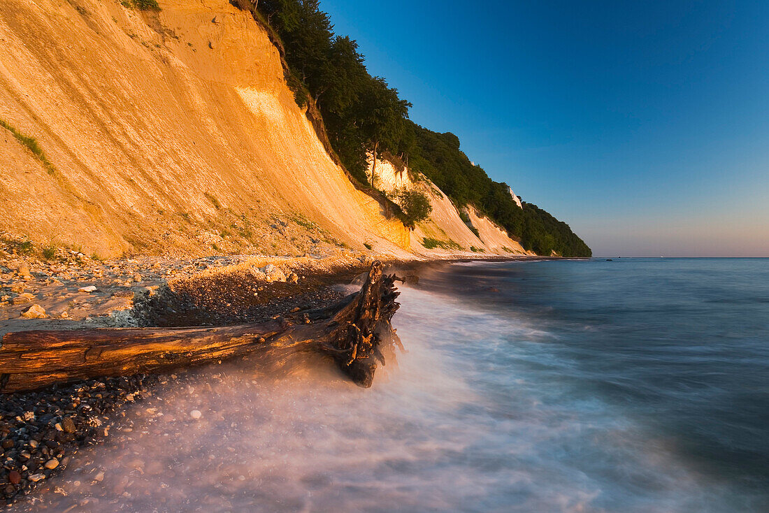 Wasserrand und Steilküste in der Dämmerung, Jasmund Nationalpark, Rügen, Mecklenburg-Vorpommern, Deutschland