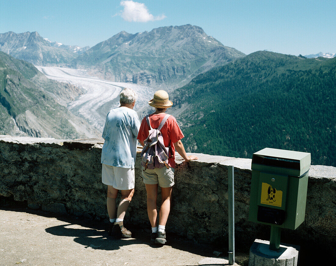 Touristen Paar schaut auf der Aletschgletscher, Schweiz