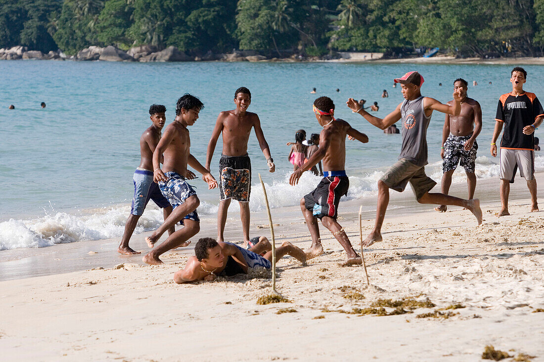 Jungen spielen Strandfußball am Beau Vallon Beach, Mahe Island, Seychellen