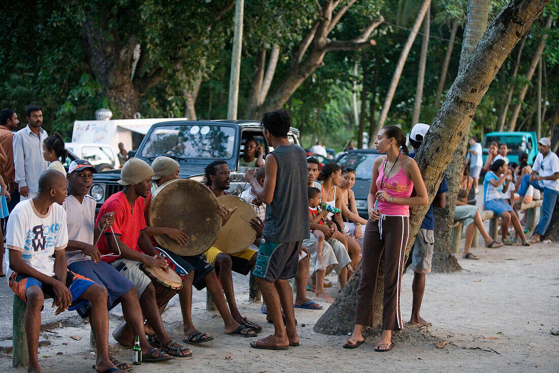 Musiker am Strand, Mahe Island, Seychellen