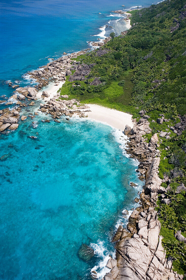 Luftaufnahme von Granit Felsen und Strand nahe Turcey, La Digue Island, Seychellen