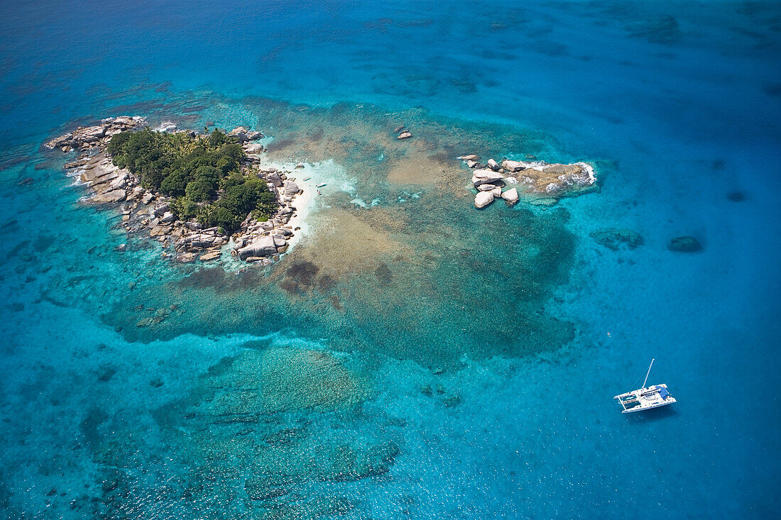 Luftaufnahme von Katamaran an Coco Island, nahe La Digue Island, Seychellen