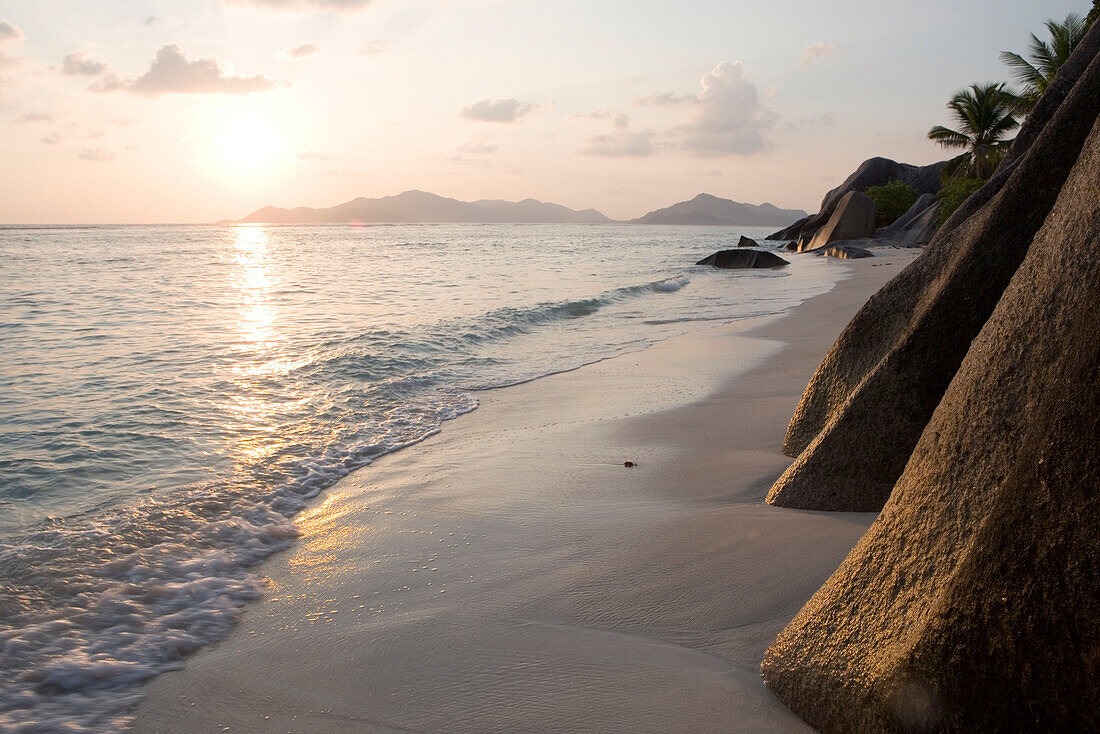 Sonnenuntergang am Anse Source D'Argent Beach, La Digue Island, Seychellen