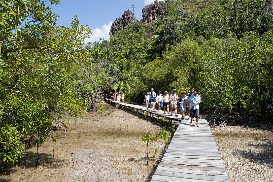 Besucher auf Holzsteg, Curieuse Island, Curieuse Marine National Park, nahe Praslin Island, Seychellen