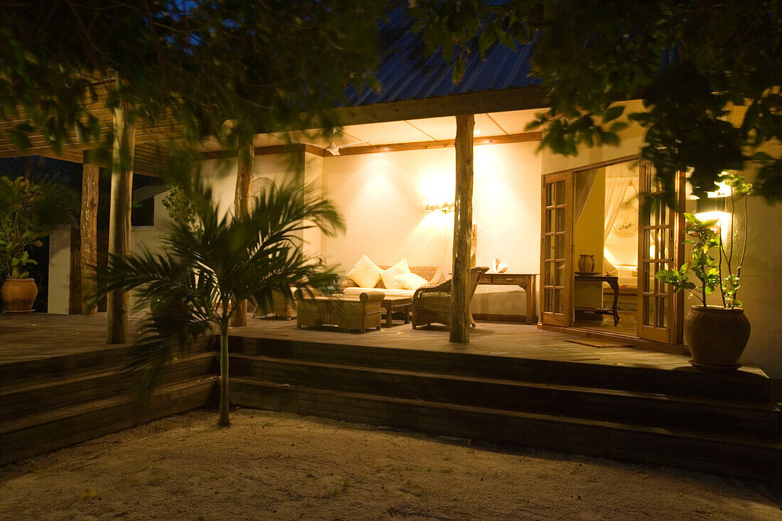 Ferienhaus mit Meerblick bei Nacht, Taj Denis Island Resort, Denis Island, Seychellen