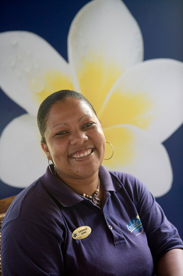 Lachende Frau im Reisebüro, Praslin Flughafen, Praslin Island, Seychellen