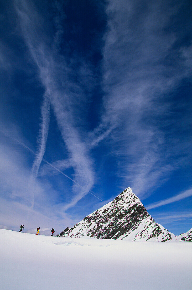 Drei Personen beim Aufstieg zum Gipfel, Skitour, Stubai, Tirol, Österreich