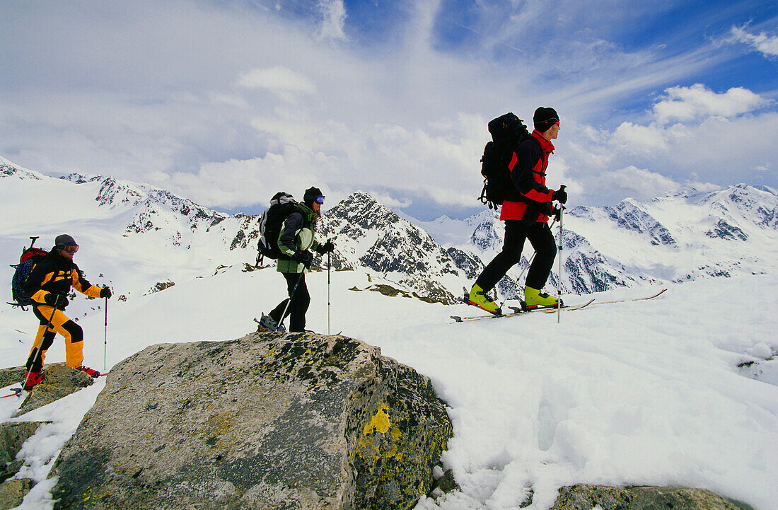 Drei Personen beim Aufstieg, Skitour, Stubai, Tirol, Österreich