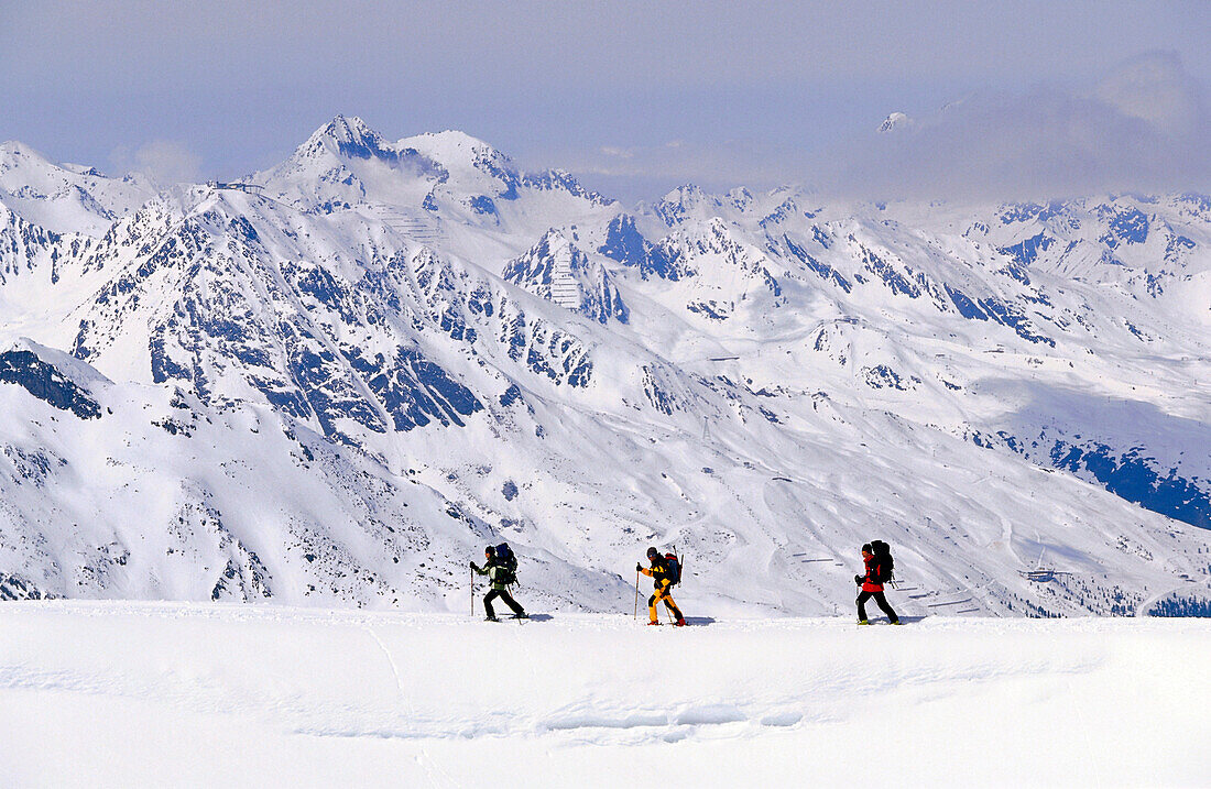 Drei Personen beim Aufstieg, Skitour, Stubai, Tirol, Österreich