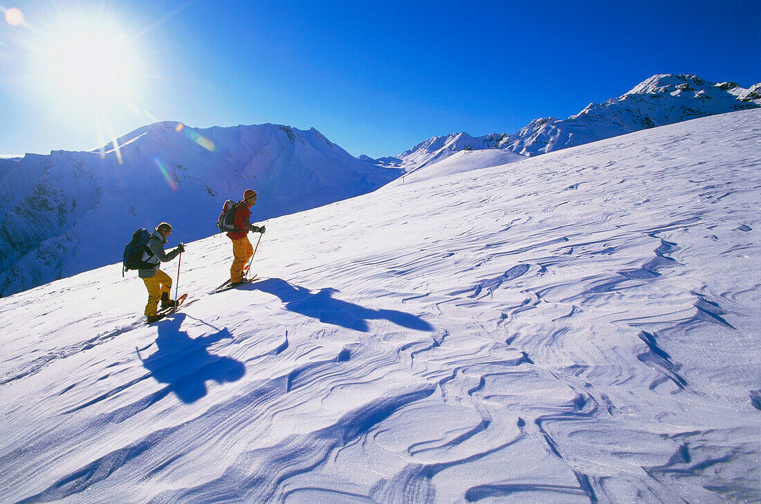 Paar auf einer Schneeschuhwanderung, Serfaus, Tirol, Österreich