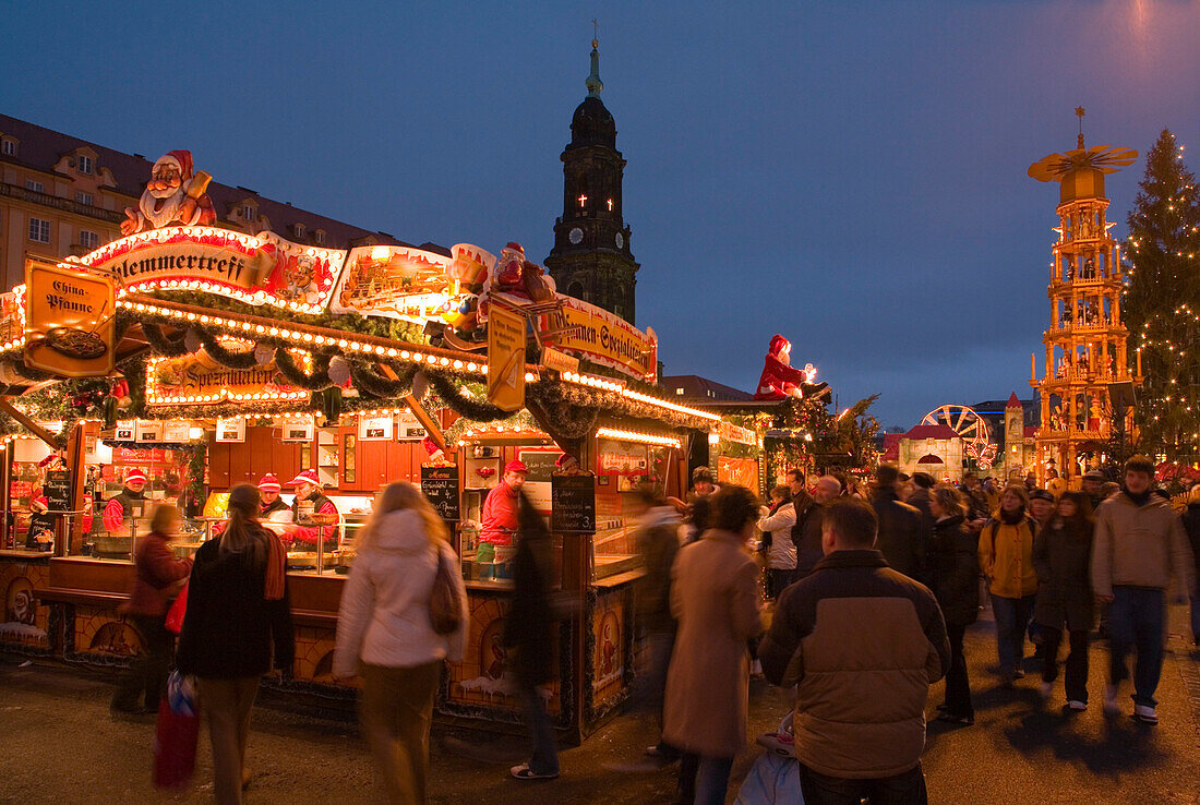 Kreuzkirche, Altmarkt, Weihnachtspyramide, Striezelmarkt, Weihnachtsmarkt, Christkindlmarkt, Weihnachten, Advent, Dresden, Sachsen, Deutschland