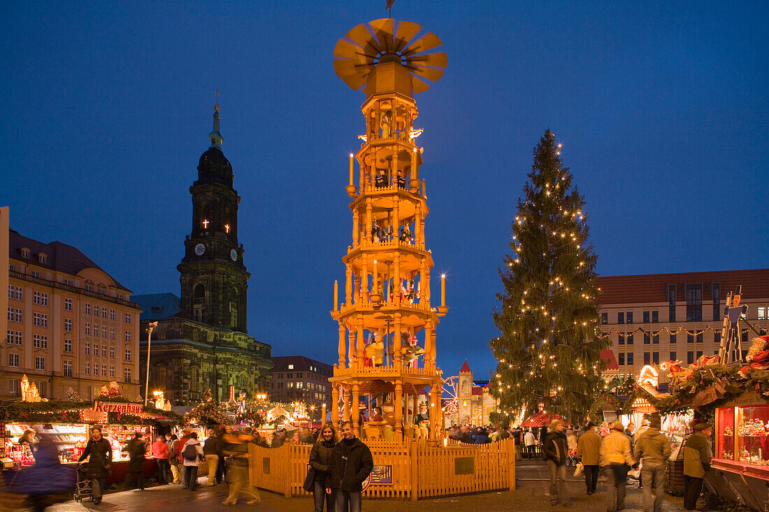 Kreuzkirche, Altmarkt, Weihnachtspyramide, Striezelmarkt, Weihnachtsmarkt, Christkindlmarkt, Weihnachten, Advent, Dresden, Sachsen, Deutschland