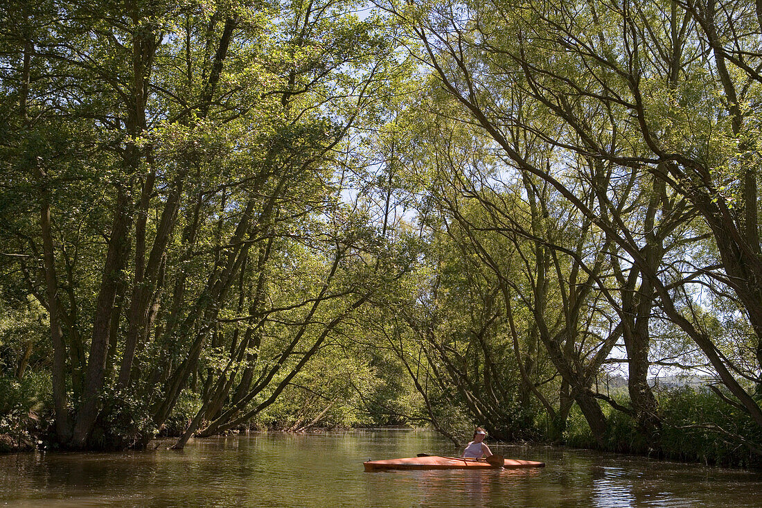 Kanufahrer an der Haune Fluss, Haunetal-Rhina, Rhoen, Hessen, Deutschland