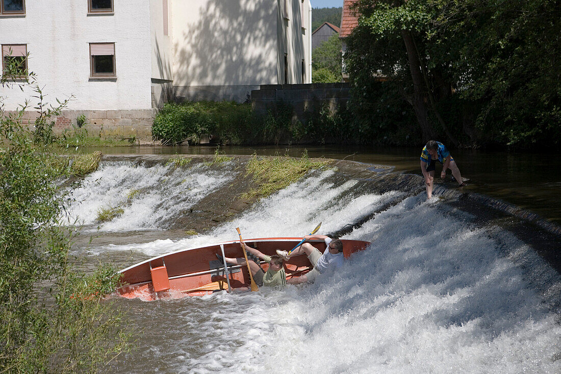 Ein Kanu kentert, Haune Fluss Wehr, Haunetal-Neukirchen, Rhoen, Hessen, Deutschland